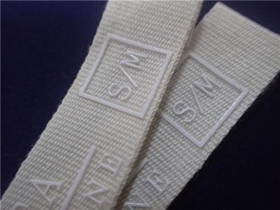 Cina Etichette del tessuto stampate bianco con il logo del silicone per le toppe dell'abbigliamento di sport in vendita