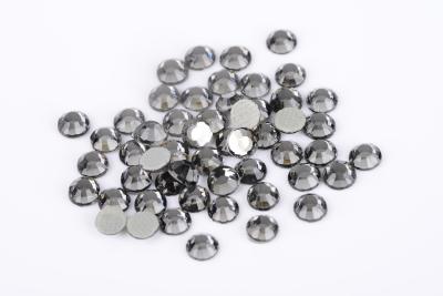 China Bulto gris de los diamantes artificiales de la parte posterior plana, diamantes artificiales con poco plomo extremadamente brillantes en venta