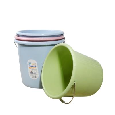 China Viable Manufacturers Wholesale Handle Steel Plastic Bucket Easy Clean Carry Water Buckets for sale