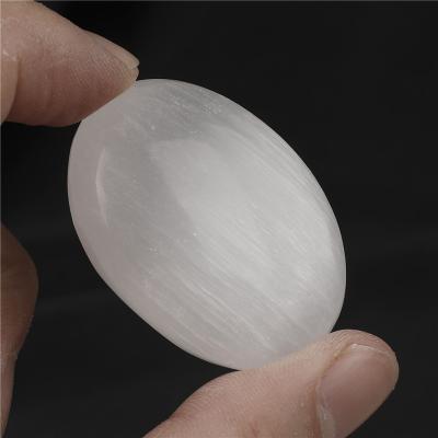 China Wholesale Palm Creative Natural White Stone Gypsum Europe Ornaments Flat Oval Crystal Ornaments Original Stone Play for sale