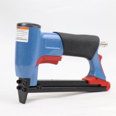 Chine 22gauge Fine Crown Air Stapler pour la fabrication de meubles sur mesure non sur mesure 7116 à vendre