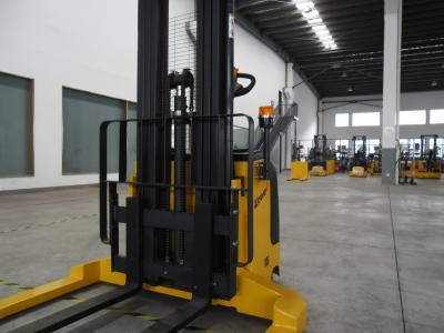 China 1.5 Ton Fork Lift Stacker With Wide Leg Width / Electric Straddle Stacker for sale