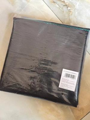 Chine 70-180GSM Tissu de lutte contre les mauvaises herbes non tissé en PP noir et vert pour désherber, tapis de désherbage en tissu à vendre