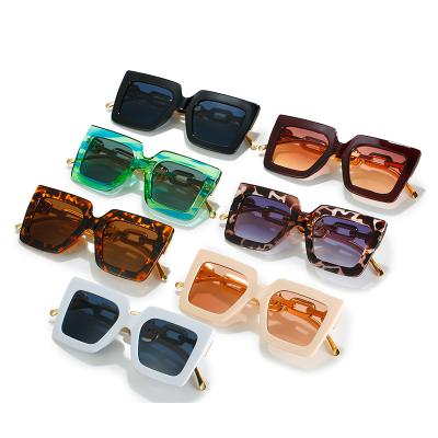 China Fashion Sunglasses 2022 Oversized Square Sunglasses Gafas Top Brand Designer Shades Fashion Women Sunglasses Metal Fashionable Thick Legs Chain for sale