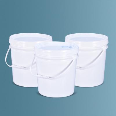 China Cubo de agua de plástico blanco redondo ecológico con mango y tapa para agua/leche/vino en venta