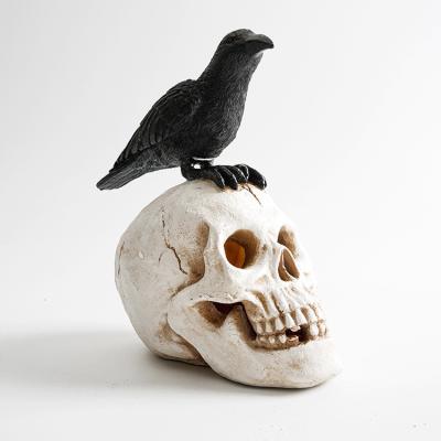 China Human Head Resin Skull Home Figure Handicarfts Halloween Decoration With Crow Stance for sale