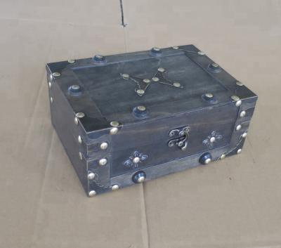 China Antique and luxy handmade lockable antique treasure chests small wooden pirate box for sale for sale