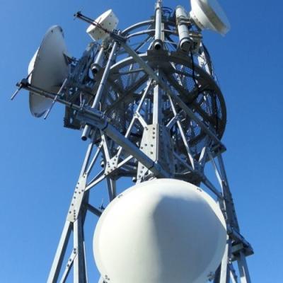 China Torre de rádio auto-sustentável galvanizada a quente 5 km Wifi telefone celular satélite torre de rádio de microondas à venda