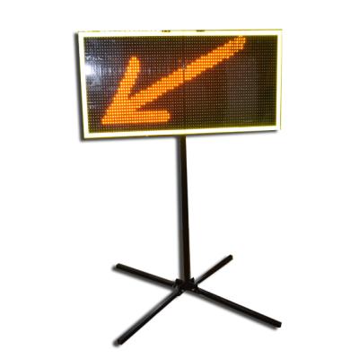 China Foldable Dynamic Matrix LED Screen Sign Road Traffic Message Sign With Bracket 710X690X80mm VMs Board for sale