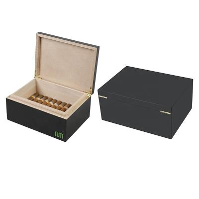 China Large Handmade Wooden Packaging Box With Hinged Lid Cedar Veneer Lacquer Finished Luxury Cigar Humidors Boxes for sale