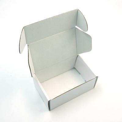 China Custom Recyclable Mailer Recyclable Cardboard Shipping Mailer Box Soft White Packing Box for sale