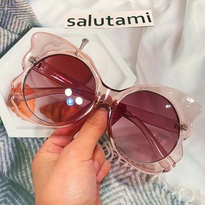 China Fashion Sunglasses Lbashades 2022 New Trending Butterfly Shaped Shades Big Frame Gradient Oversized Sunglasses Women for sale