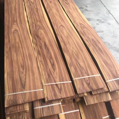 China Fábrica Grosso 0,45 mm Santos Rosewood Veneer de grão fino Grão de montanha Brasil Mahogany Veneer de madeira natural à venda