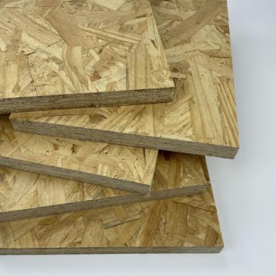 China Tablero orientado inofensivo durable del hilo OSB, hojas multiusos de madera OSB en venta