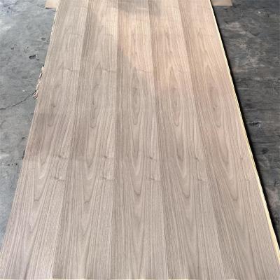 China Natürliche Walnuss 0,5 mm Holz Veneer Sperrholz für Schränke Wand und Tür Dekoration zu verkaufen