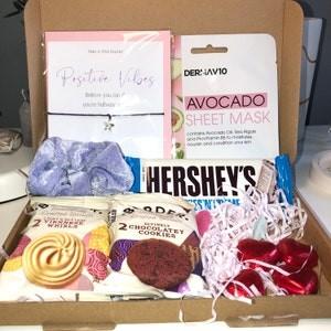 Chine Les accessoires de vêtements choient des boîte-cadeau avec du chocolat de Bandana de chien de masque protecteur à vendre