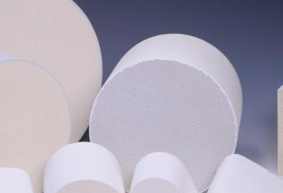 Cina Il favo ceramico/catalizzatore sostiene il bianco per lo scarico del veicolo in vendita