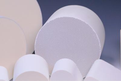 China Alumina Ceramische Substraat Diesel Ceramische Substraten, Honingraat poreuze ceramisch Te koop