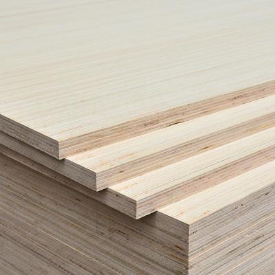 Chine Plywood plat en contreplaqué en encalyptus 8x4 avec une humidité de 6% à 8% à vendre