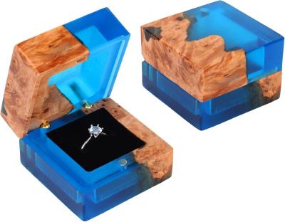 China Caja de anillos de madera pequeña hecha a mano para orden personalizado Elegante embalaje de joyas antiguas en venta