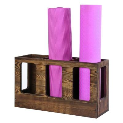 Chine Monté sur le mur, support de tapis de yoga en bois massif brûlé, support de tapis de yoga, support de tapis de fitness, rangement de rouleaux en mousse, organisateur de sport, support de tapis d'exercice à vendre