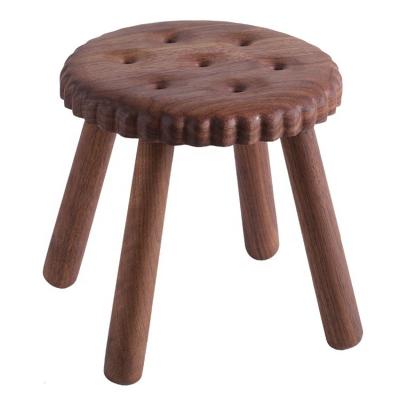 China Delices de niños pequeños taburetes de madera personalizados en forma de galleta hechos de madera de haya y nuez en venta