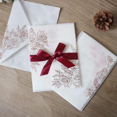 Chine Invitations de mariage en perles de légumes coupées au laser avec motif rose et estampage thermique à vendre