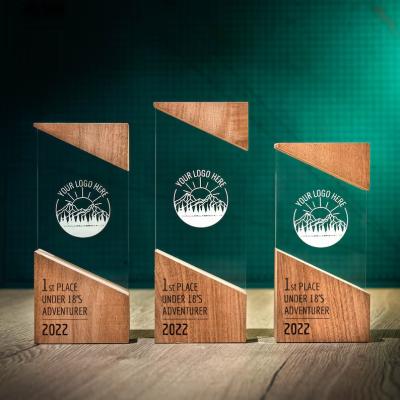 China Placa moderna de madera de funcionamiento de diseño único de madera acrílica personalizada RISE Trophy Award en venta