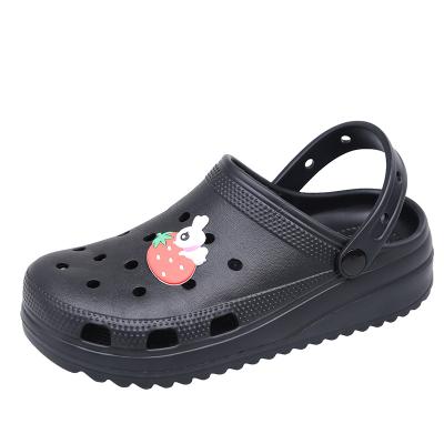 China 2022 Fashion Summer Women's Slippers The Trend Shape PVC Outsole Outdoor Women's Sandals Garden Beach Slippers for sale