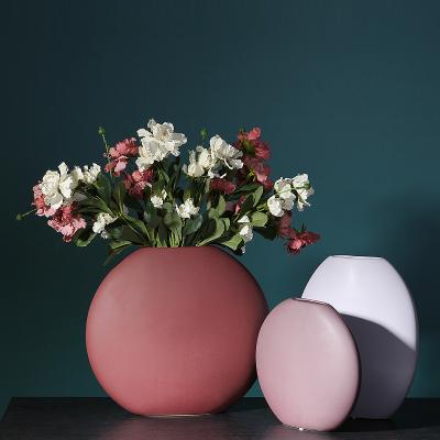 China Nordic Creative Ceramic Round Room Model Furniture Restaurant Hotel Decoration Vase Soft Handwork Europe Decoration for sale