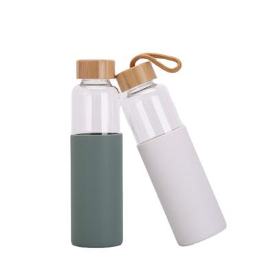 China 550ML Beverage Dishwasher Safe Borosilicate Glass BPA Free Water Bottle with Protective Silicone and Bamboo Sleeve Lid for sale