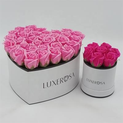 China Handmade Luxury Round Hat Box For Flowers Heart Cardboard Floral Box for sale