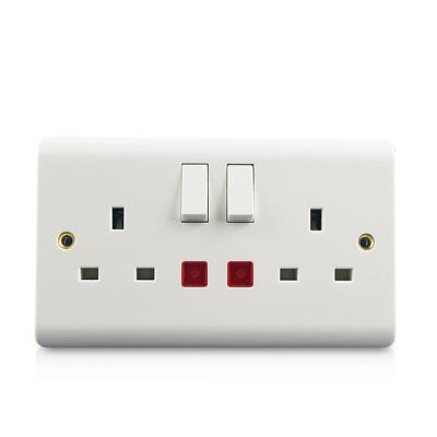 China BS 1363 Standard Durable Safety Bakelite Material Wall Socket Double 13A Electrical Outlet for sale