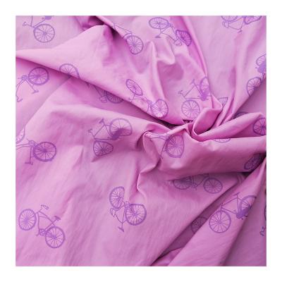 中国 100% Nylon Taffeta UV Colour Changing Color Polyester Taffeta Fabric For Sun Protection Jacket Sunshine Snesitive 販売のため