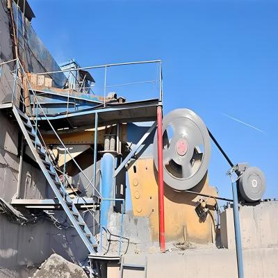 China Steencrusher voor rotsen Granite Marble Pec Jaw Steencrusher met transportband Inlaat Grootte 0-410mm Te koop