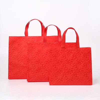 Cina 2021 hot sale red nonwoven fabric bags with logos shopping bag in vendita