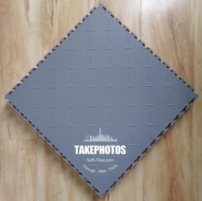 中国 Interlocking Vinyl Floor Tile 500*500mm Checker Plate Surface 販売のため