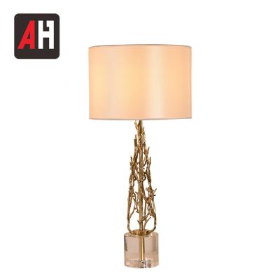 China Modern Luxury Crystal Decor Fabric Lampshade E27 Light Source Table Lamps for sale