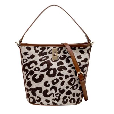 China Simple Temperament All-match Locking Design Fashion Leopard Pattern Ladies Open Shoulder Bag for sale