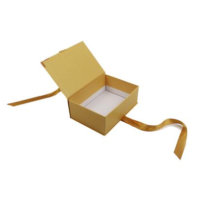 China New Selling Recyclable Well Type Custom Gift Packaging Paper Foldable Magnetic Gift Box With Ribbon Closure for sale