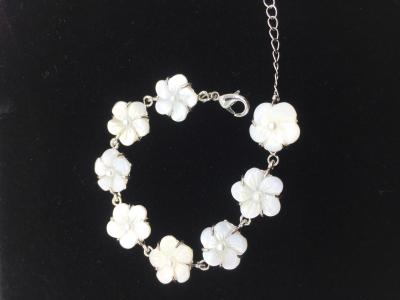 China Charms Natural Shell Jewelry , Customized Logo Mother Of Pearl Flower Bracelet for sale