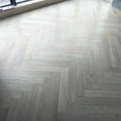 China Indoor 610x90mm Whitewashed Gray Oak Hardwood Herringbone Parquet Flooring for sale