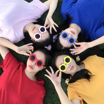 China Net Red Sunglasses Daisy Party Birthday Glasses Sunflower Sand Multi-Person Graduation Photo Carving Men Sunglasses Wholesale Funny Picnic for sale