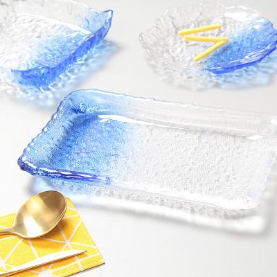 China Viable Colored Ice for Wedding Party Color Shading Glass Charger Dishes Clear with Gold Rim Hammer Pattern Handmade for sale