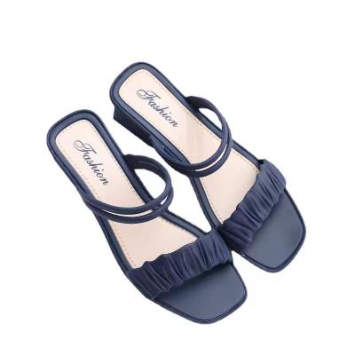 China New flat shoes wholesale lightweight and shaping simple outdoor leisure beach ladies the slope heel slippers square sandals for sale