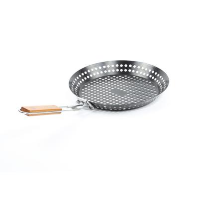 China Easily Cleaned Round Non-Stick BBQ Grill Roasting Pan With Folding Wooden Handle for sale