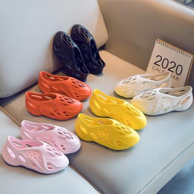 China New Trend Breathable Hole Shoes Wholesale Summer Kids Shape Sandals Jelly Water Shoes Slipper Beach Footwear For Girls Boys for sale