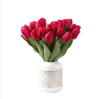 China Realistic Hand Moisturizing Tulip Flower Photography Decoration Bonsai Living Room Home Decoration for sale