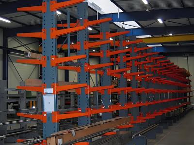 China Verstelbare poedercoated / hot DIP gegalvaniseerd zware werkzaamheid Cantilever Racking voor buiten stalen planken lang materiaal Te koop