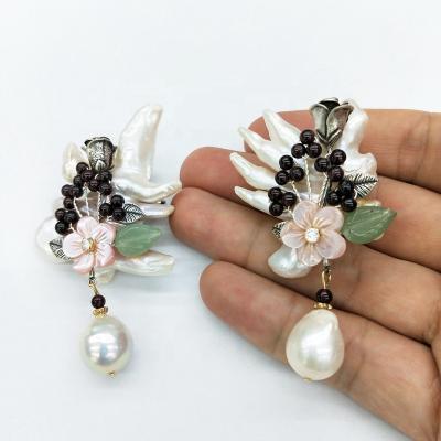 China Fashion Elegan Natural Pearl Flower Brooch Wholesale Korean Handmade Freshwater Pearl Pendant Brooch Jewelry Vintage Korean Freshwater Pearl Brooch for sale